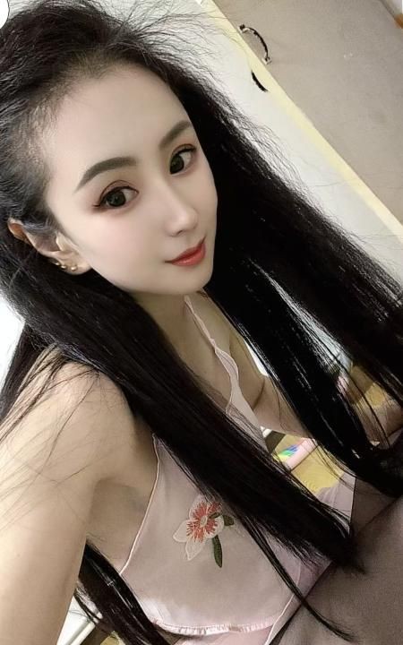 腰细臀圆的小骚逼