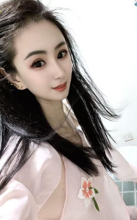 腰细臀圆的小骚逼
