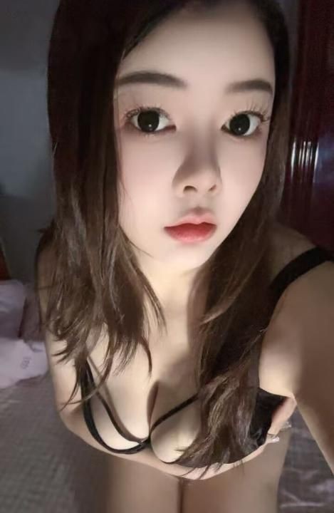 粉嫩美乳小骚妇