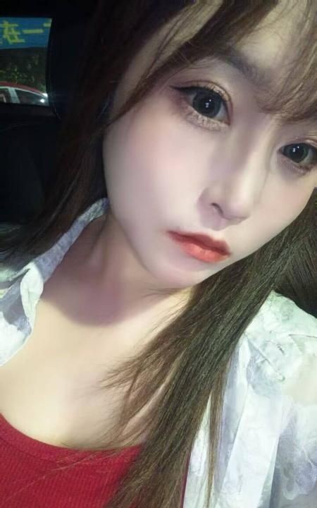 白嫩酥胸长腿御姐