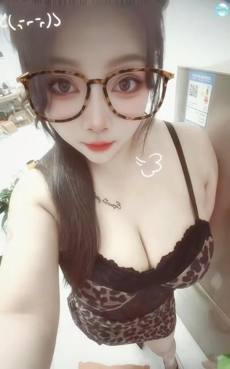 服务型大奶小少妇