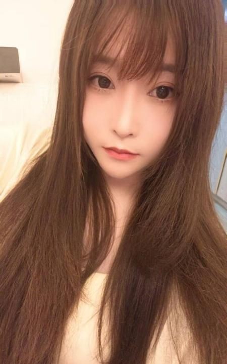 白嫩酥胸长腿御姐