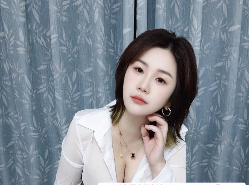 南站性感大胸少妇
