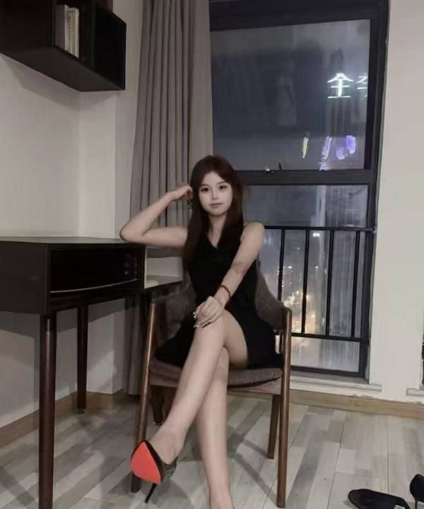 一线天精神小妹