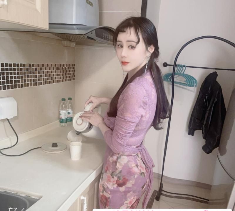 皮肤白皙翘臀姐姐
