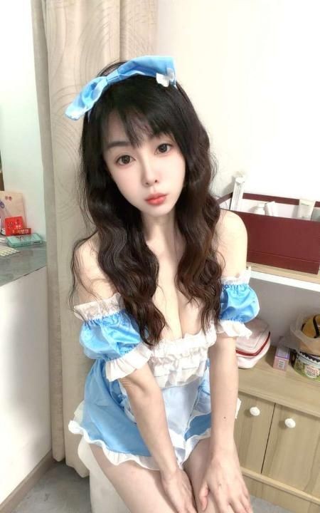 闷骚大白乳姐姐