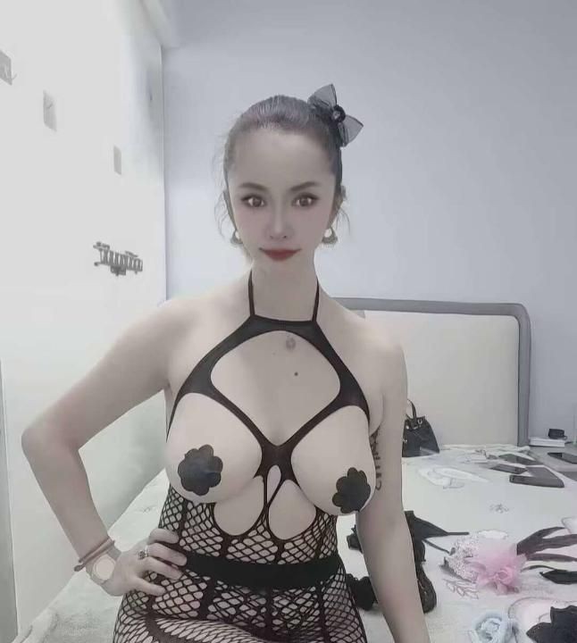 能玩胸推的超级大奶妹