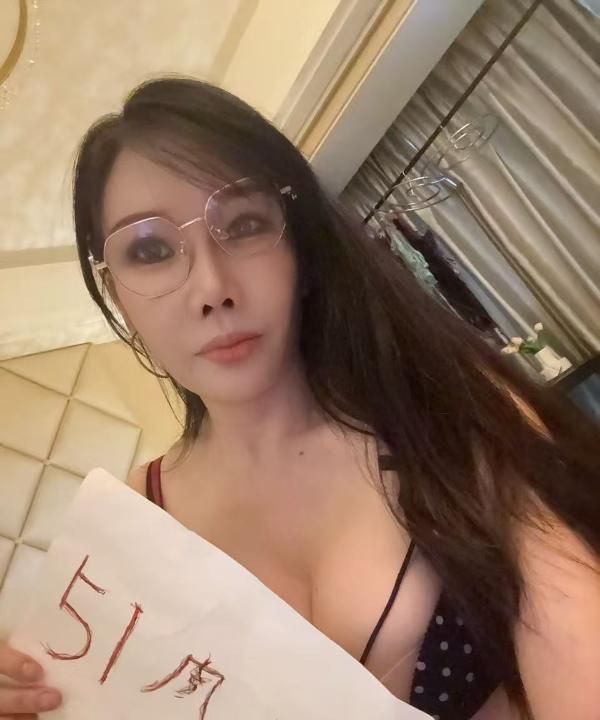 大胸眼镜少妇