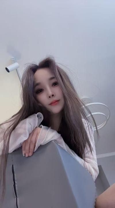 可舌吻骨感美女
