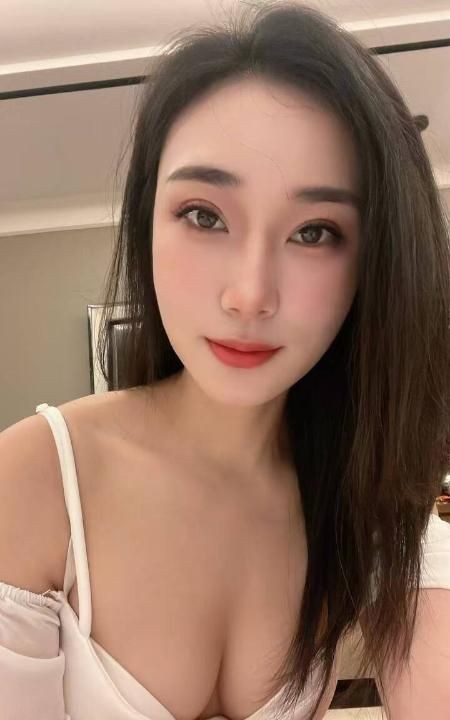 丰满迷人美少妇