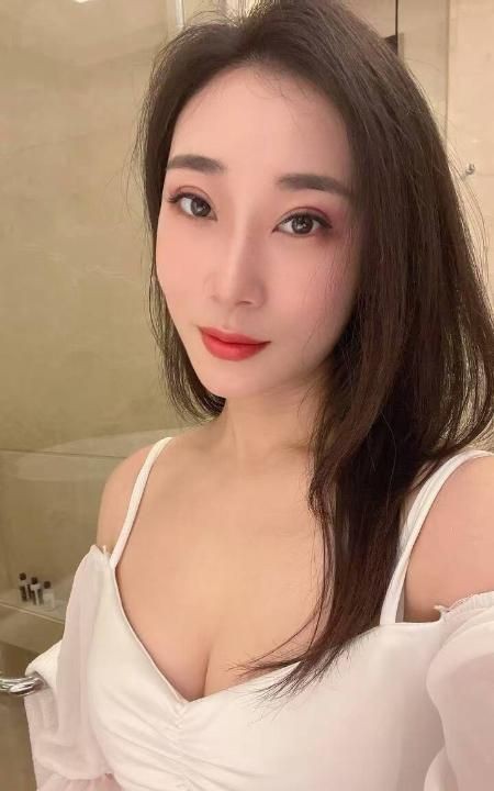 丰满迷人美少妇