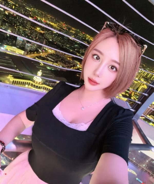 性感肤白小妖精
